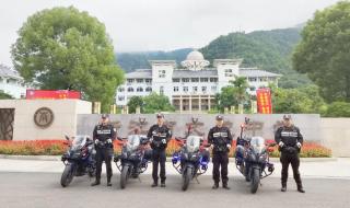 车牌985警车连续18年送考